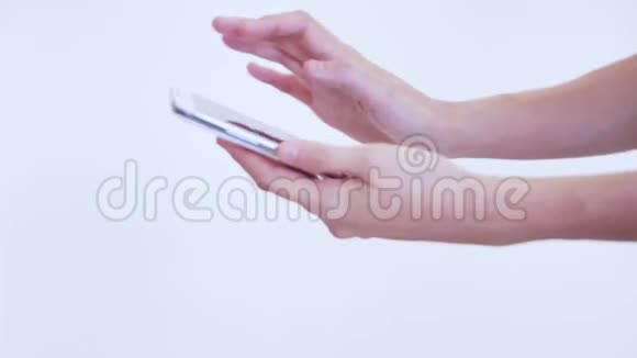 在白色背景下使用手写智能手机视频的预览图