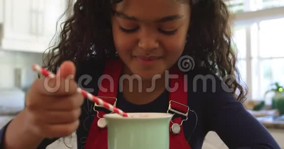 圣诞节时厨房里的女孩视频的预览图