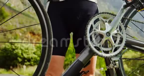 骑自行车的高级骑自行车在乡村4k视频的预览图