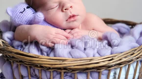 可爱的新生儿睡觉视频的预览图