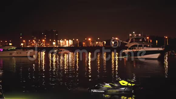 豪华的现代私人游艇和船在码头晚上夏天在港口渡船天际线五彩缤纷视频的预览图