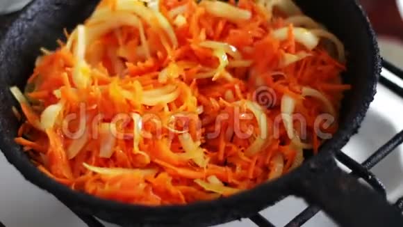 切好的胡萝卜用洋葱炒锅蔬菜炖视频的预览图