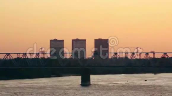 美丽的桥梁在令人惊叹的日落与路过视频的预览图
