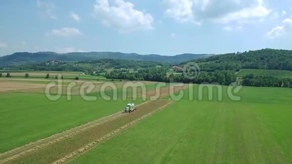 联合收割小麦的空中镜头视频的预览图