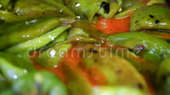 用胡椒和番茄酱烹饪美味的食物视频的预览图