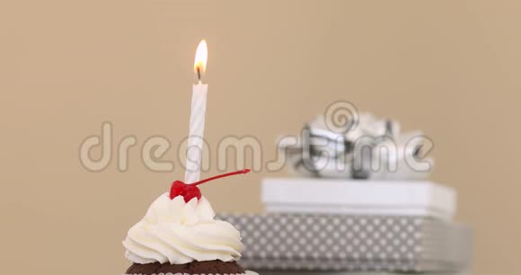 蛋糕粉底的蜡烛视频的预览图