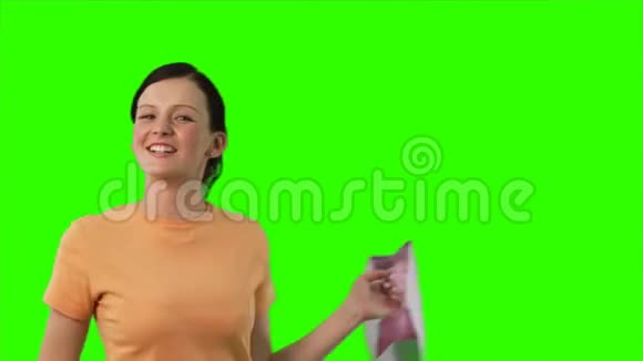 一名带购物的妇女的绿屏录像视频的预览图
