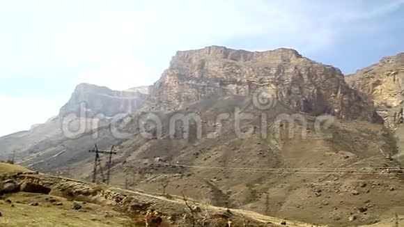 全景拍摄峡谷悬崖山脉视频的预览图