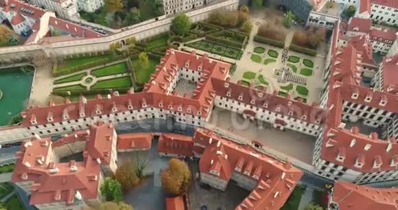 布拉格全景城市空中从上面看到布拉格的城市景观飞越城市区域老城区视频的预览图