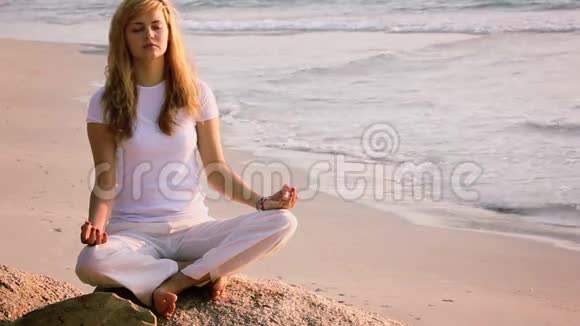 那个练习瑜伽的年轻女人视频的预览图