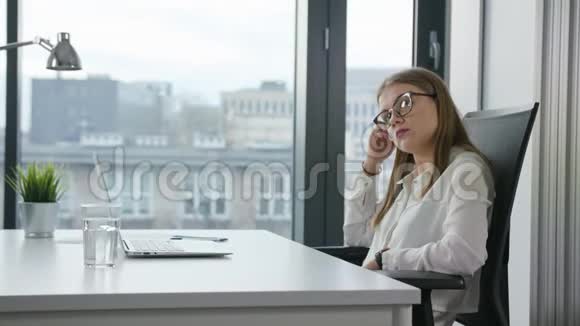 商务女性坐着用笔记本电脑视频的预览图