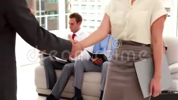 商务人士在面试前握手视频的预览图