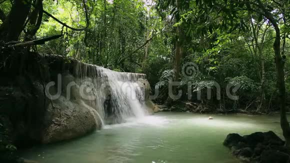 泰国热带森林瀑布视频的预览图