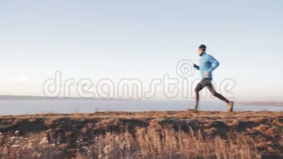 跑步运动员训练视频的预览图