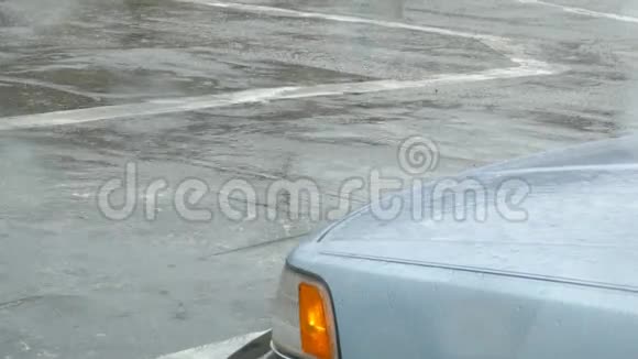 在雨中驾驶玻璃上有许多水滴视频的预览图