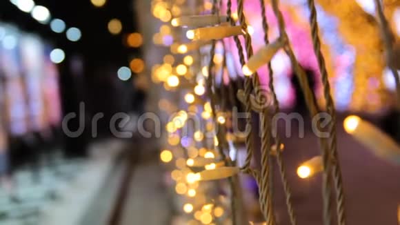 在灯光隧道里关闭彩色灯泡圣诞街道装饰城市新年准备视频的预览图