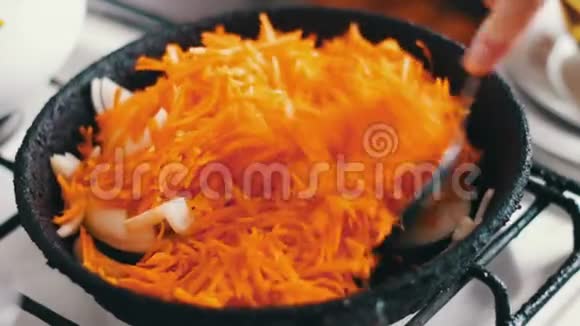 切好的胡萝卜用洋葱炒锅蔬菜炖视频的预览图
