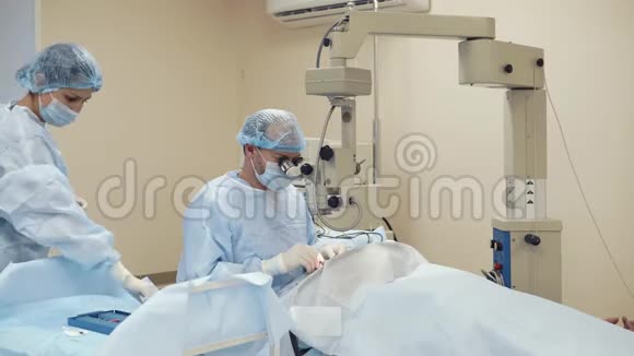 手术期间的外科医生视频的预览图