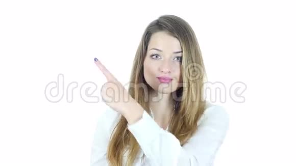 女人指边白色背景年轻视频的预览图