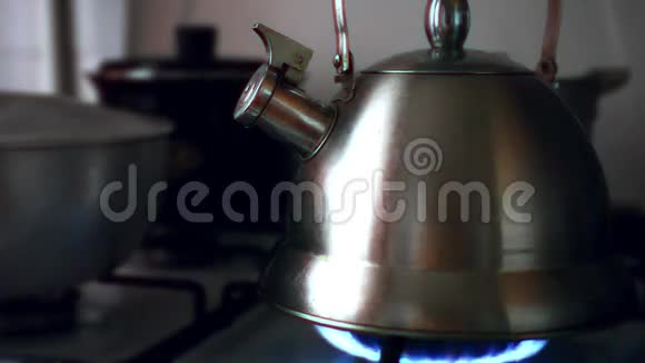 热水炉上有蒸汽的茶壶视频的预览图