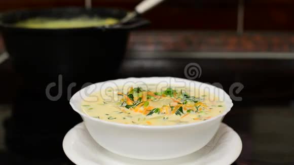 有奶酪汤的盘子在炉子上视频的预览图