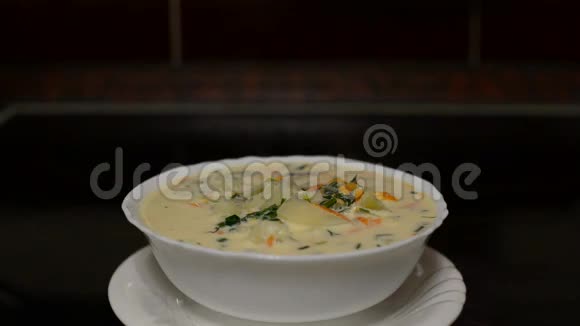 有奶酪汤的盘子在炉子上视频的预览图