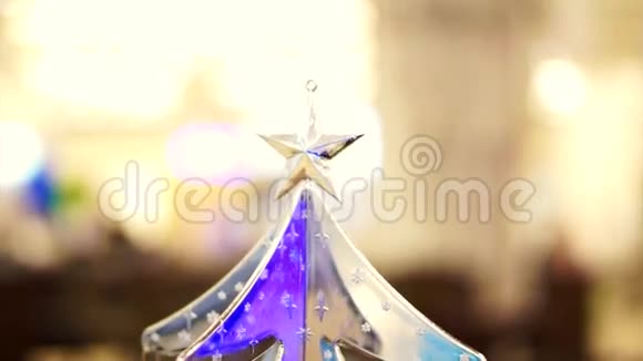 圣诞节的银饰驯鹿和挂在树上的铃铛视频的预览图