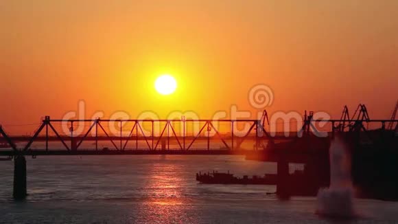 美丽的桥梁在令人惊叹的日落与路过视频的预览图