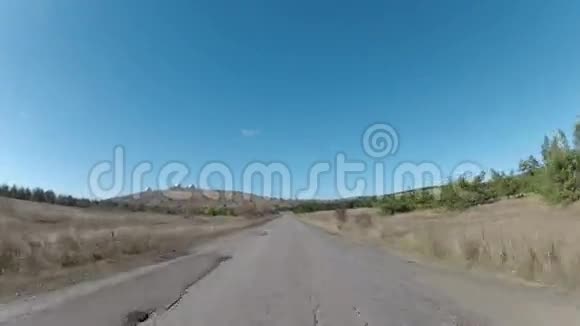 山地高原上的道路与GoPro的视频视频的预览图