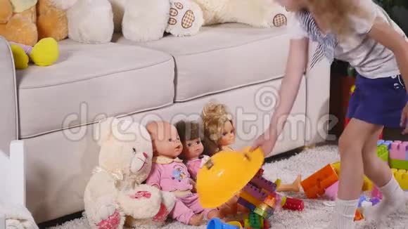 可爱的女孩在家玩玩具视频的预览图