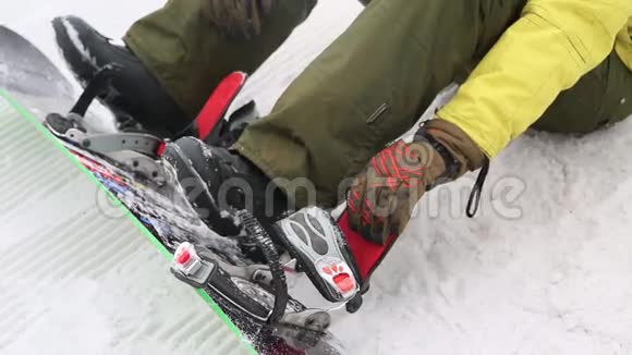 在冬天把一块滑雪板关上视频的预览图