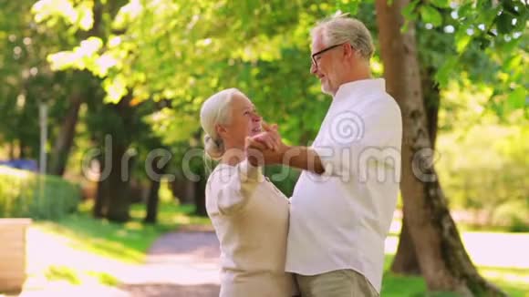快乐的老两口在夏城公园跳舞视频的预览图
