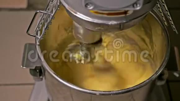 面包烘焙用专业捏合机搅拌面团面团被捏成视频的预览图