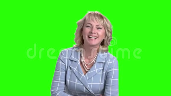 美丽的女人在绿色的屏幕上笑视频的预览图