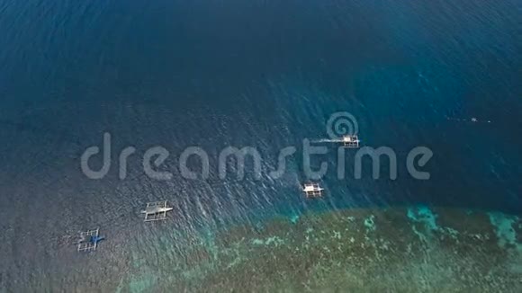 海上摩托艇鸟瞰菲律宾宿务岛视频的预览图