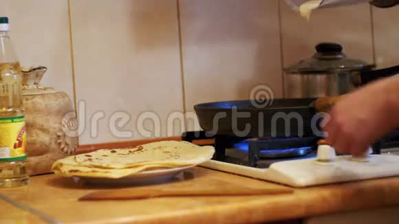 家庭厨房炒锅上的面团烤饼平饼制作视频的预览图
