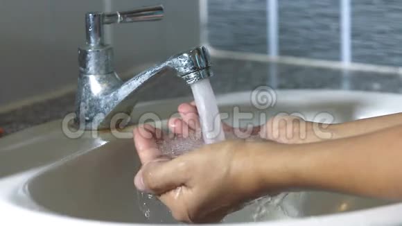 用水清洗洗手池中的陷阱视频的预览图