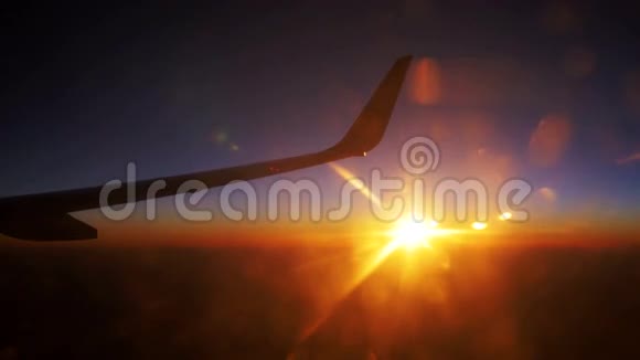 在日落背景下飞行的客机视频的预览图