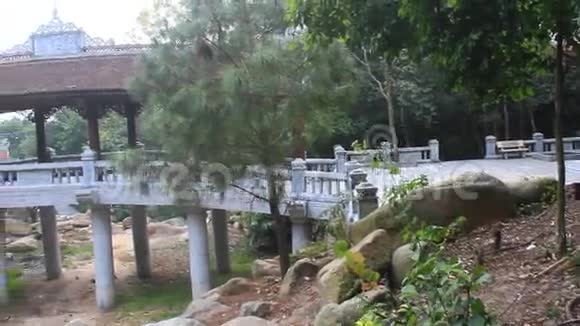 越南寺庙里的桥视频的预览图