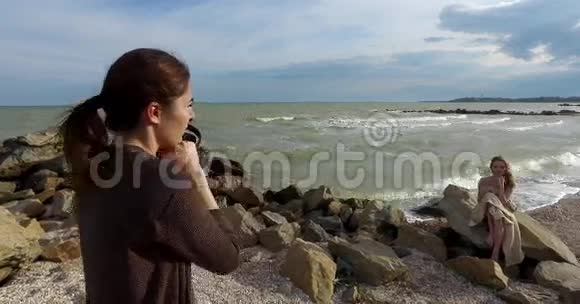女孩坐着给摄影师摆姿势视频的预览图