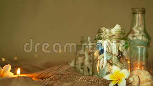 装有贝壳珊瑚带有蜡烛灯的海洋物品的玻璃瓶装饰用的梅花视频的预览图