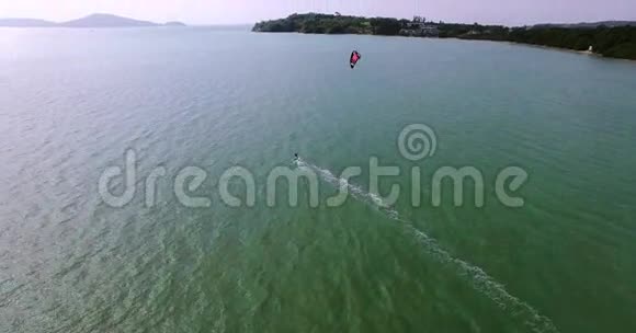 4K热带蓝色海洋的鸟瞰风筝冲浪视频的预览图