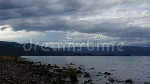 贝加尔湖上空的云阴天时间表视频的预览图