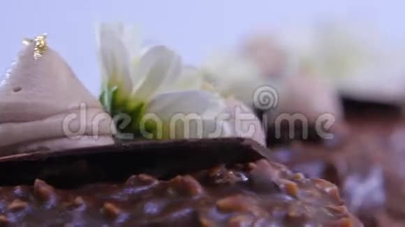 冰淇淋特写上的花和奶油巧克力冰淇淋在棍子上巧克力冰淇淋装饰在木棍上视频的预览图