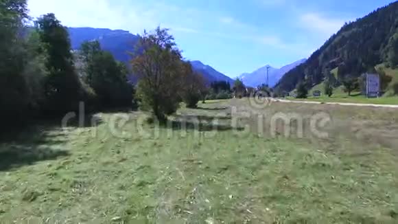 鸟瞰奥地利萨尔茨堡劳里斯山谷全景视频的预览图