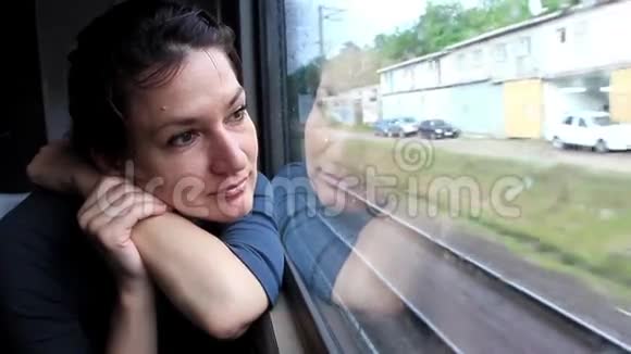 女人在活动时坐火车靠近窗户视频的预览图