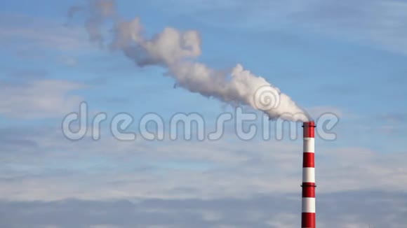 烟囱空气污染河流炼油厂污染环境视频的预览图