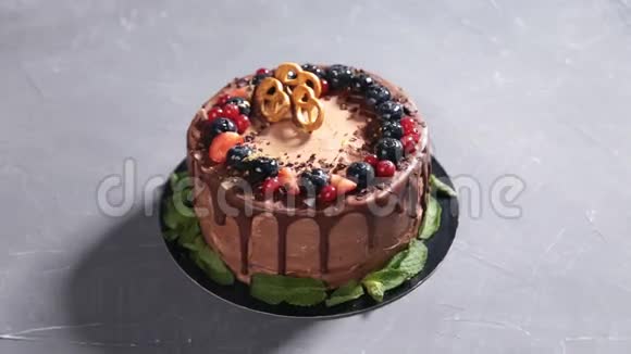 巧克力蛋糕和新鲜草莓视频的预览图