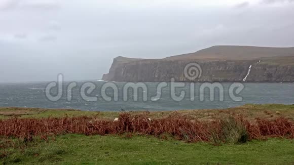 秋季风暴卡卢姆时从下米洛瓦伊看到的悬崖苏格兰的斯凯岛视频的预览图