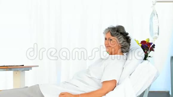 护士探视她的女病人视频的预览图